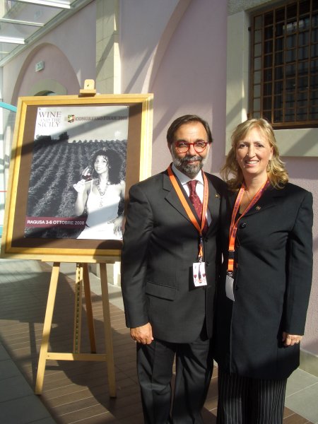 Ragusa: 38� Assemblea Nazionale dei Soci F.I.S.A.R.<br/>   Il Presidente Nazionale Vittorio Cardaci Ama con il ns. Segretario di Delegazione Elisabetta Castellucci.